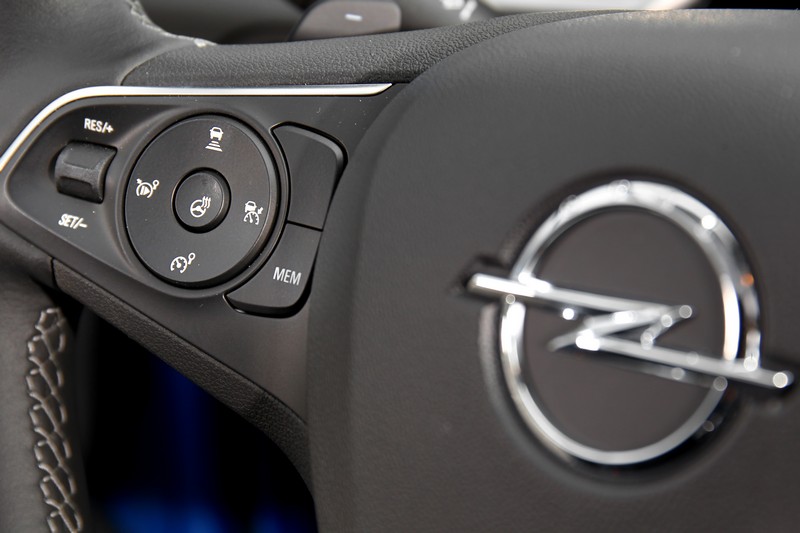 方向盤左側可控制ACC，Business Elegance Modern與Business Elegance Modern+首發特仕版車型配備方向盤加熱功能。