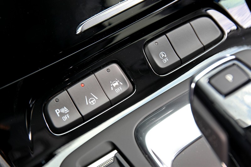 車道輔助開關位於排檔前。