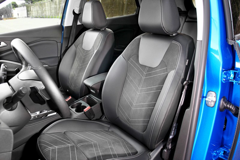 頂規車型雙前座有加熱功能,而AGR德國脊背健康協會認證座椅一開始會不適應,但坐久後因腰有獲得支撐反而感到舒適。