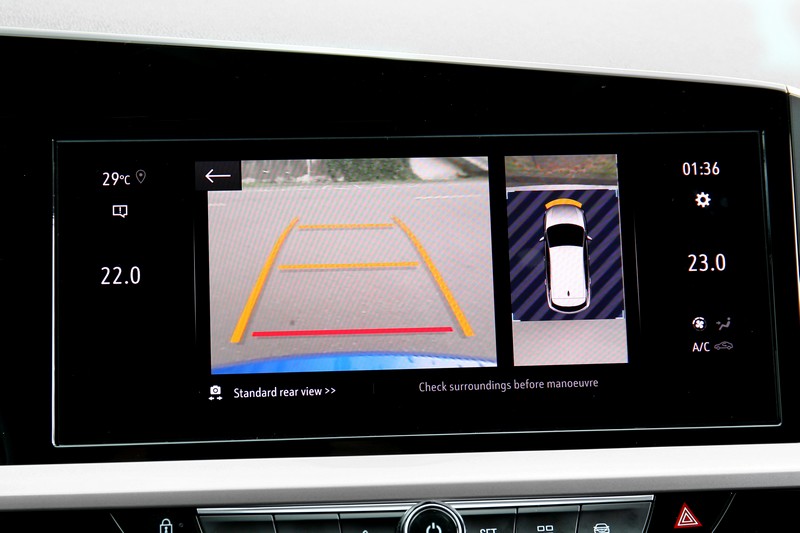Business Elegance Modern與Business Elegance Modern+首發特仕版車型配備停車環景影像輔助系統。