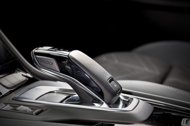 八速手自排提供敏捷的換檔反應。