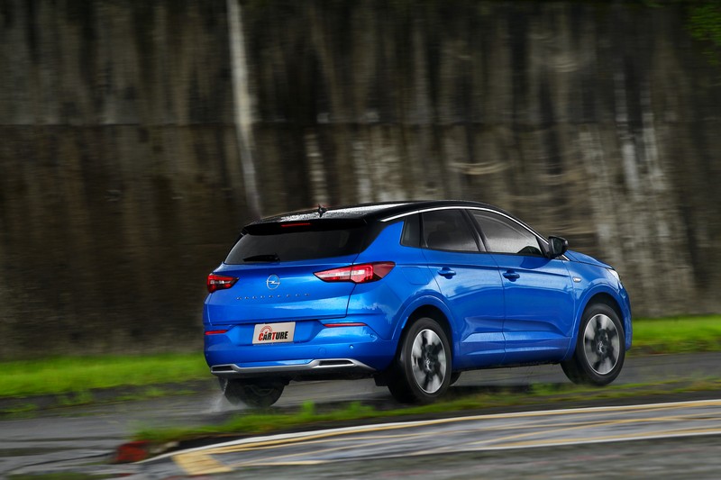 Grandland面對彎道不是硬碰硬,而是以從容自若態度化解。