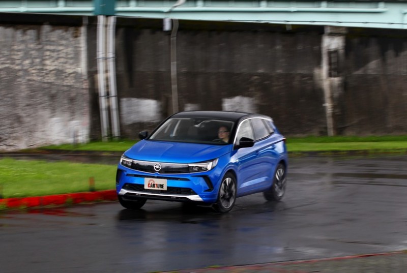 雖不像其它德系車硬朗，但依舊仍讓駕駛放心快速通過彎角。