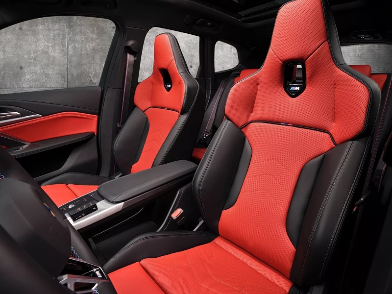 座椅採用運動型配置,讓包覆效果更好。