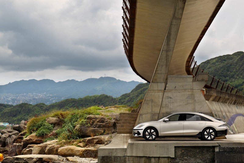 覺得Ioniq 6可縮短車室空間將車頭與車尾比例增長，如此更能呈現跑車氣勢。