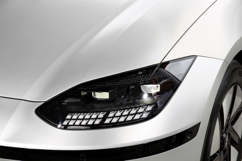 Ioniq 6配備IFS智慧型動態頭燈照明系統。