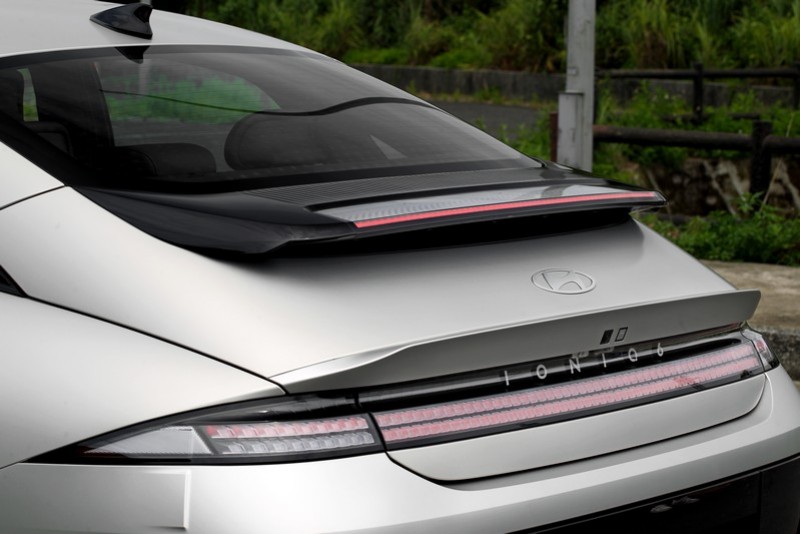 全車燈源幾乎採用Pixel數位像素,就連尾翼也配有煞車燈。