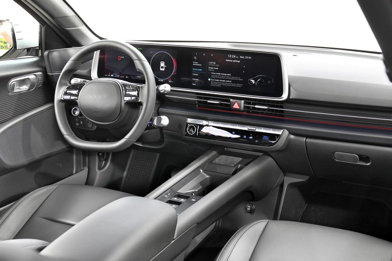 Ioniq 6於儀表平台、頂篷、地毯,座椅皮革染劑、門板等處採用甘蔗纖維、回收寶特瓶等環保材質。