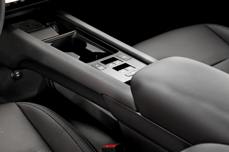 車窗與門鎖等按鍵都安排在天橋式中控台，下方亦有規劃置物空間。