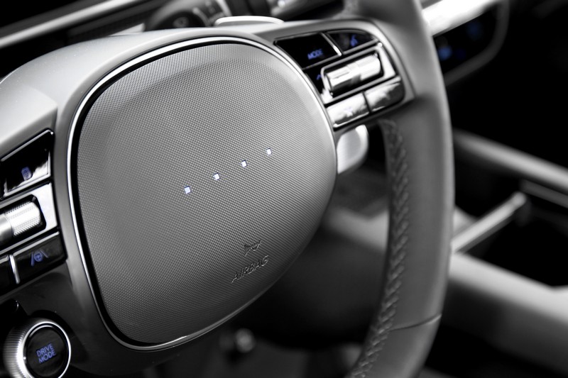 方向盤中間四個點會發光，並會依不同模式與狀態會有不同顏色。