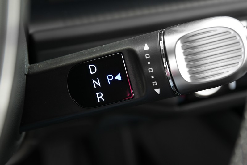 排檔位於方向機柱並採旋鈕式設計,且D/R檔位位置也不一樣。