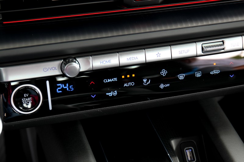 空調並未整合至中控,位於下方位置方便操作。