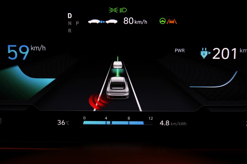 於方向盤就能快速啟動Level 2半自動駕駛。