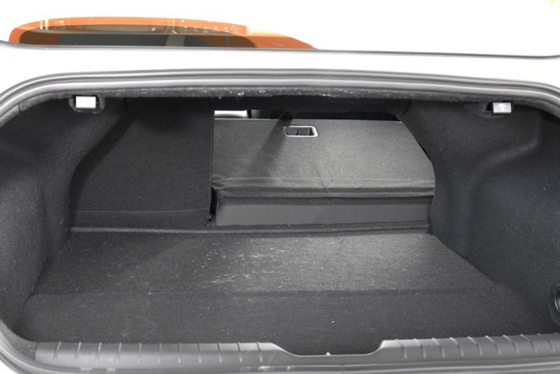 行李廂基本擁有401公升容積。