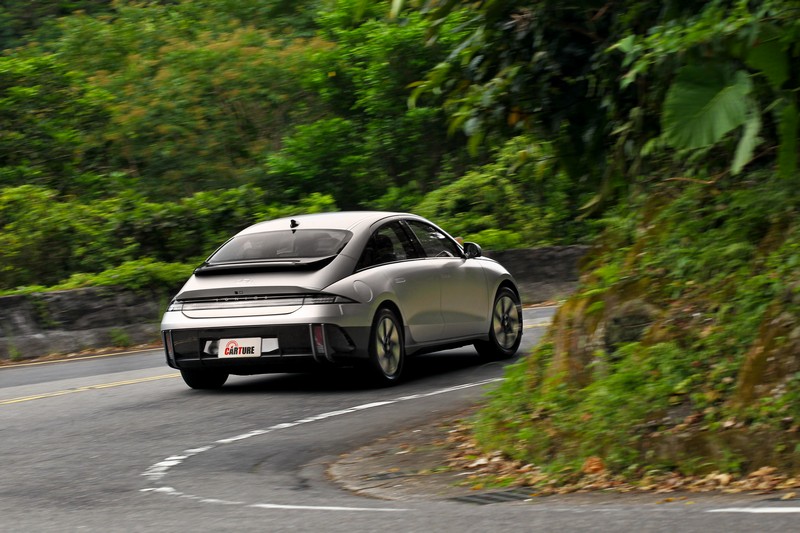 開快後回饋反而變柔和側傾也變小,這時Ioniq 6有了跑車該有的樣子。