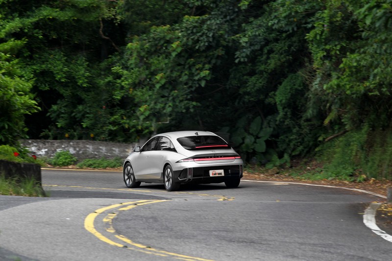 EV600整體加速表現像似大排量引擎。