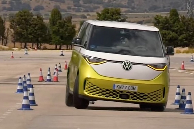 Volkswagen ID.Buzz進行KM77的測試,麋鹿測試通過時速為71km/h,但是繞錐表現與X1相當。