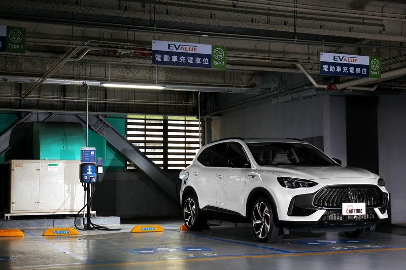 比起Mild Hybrid或Hybrid,Plug-in Hybrid可利用充電裝置補充電能,帶來最近似電動車的特質與駕馭魅力。