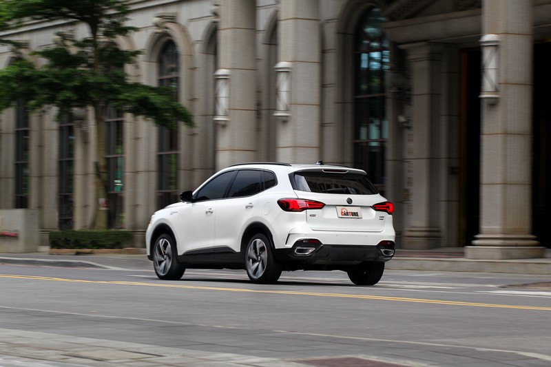 以筆者每日通勤約50~60km里程計算,若改開MG HS PHEV這般Plug-in Hybrid或可省下將近4/5的油錢,差異不可不謂之巨大。