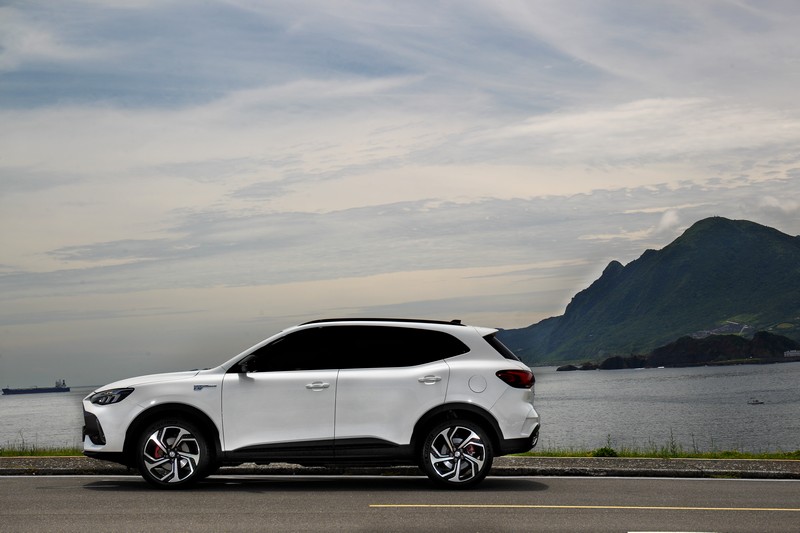 MG HS PHEV具備插電式油電複合動力系統的一切好處,121.9萬元的售價不僅是國產第一輛,相較同級Hybrid或傳統動力對手亦毫不遜色。