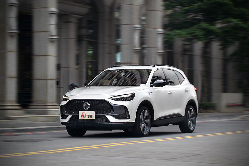 臨時起意想來場說走就走的長途旅行?可按照燃油車使用習慣加油的MG HS PHEV比起純電車更沒有里程焦慮。