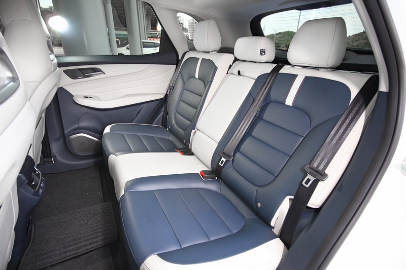 受惠於水準之上的軸距與空間規劃手段,後排換得頗為寬裕的乘坐空間。