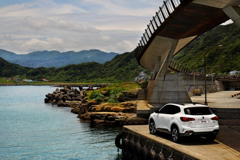 想要自在體驗電動車駕馭感受,卻又不想因充電配套而制約,身擁插電式複合動力的MG HS PHEV確是聰明好選項。