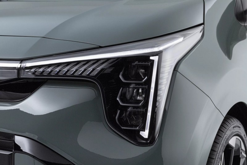 Y字型的日行燈相當具有辨識度，頭燈的改變也讓車輛的風格截然不同。