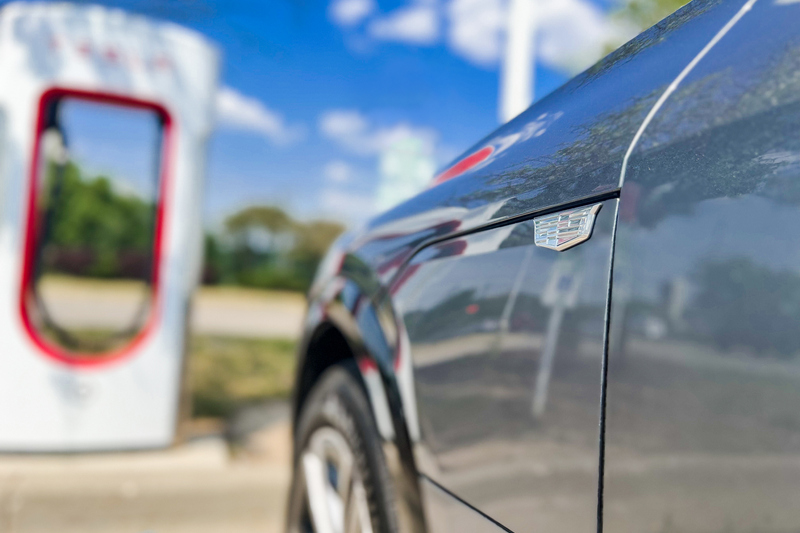 Tesla充電站數量有不小規模,日前Ford與GM和Volvo就宣佈將改採NACS充電孔。