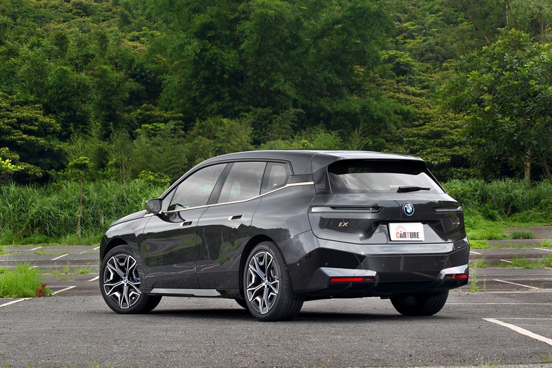 在外觀上iX xDrive50與iX xDrive40沒有明顯差異。