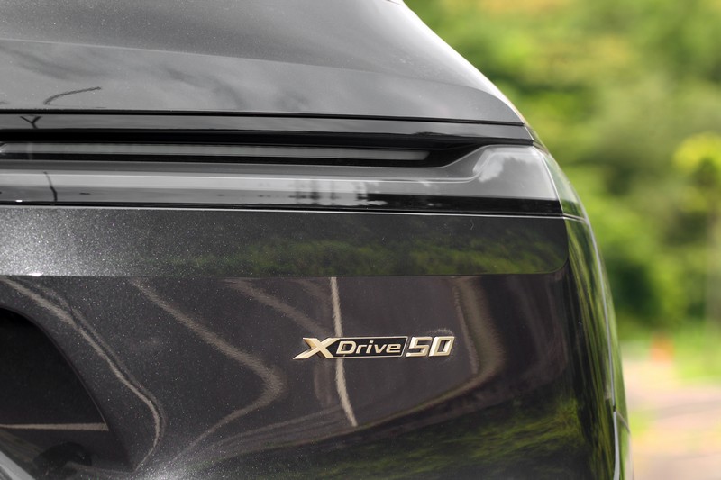 可從輪圈造型與21吋和銘牌辨識車型。