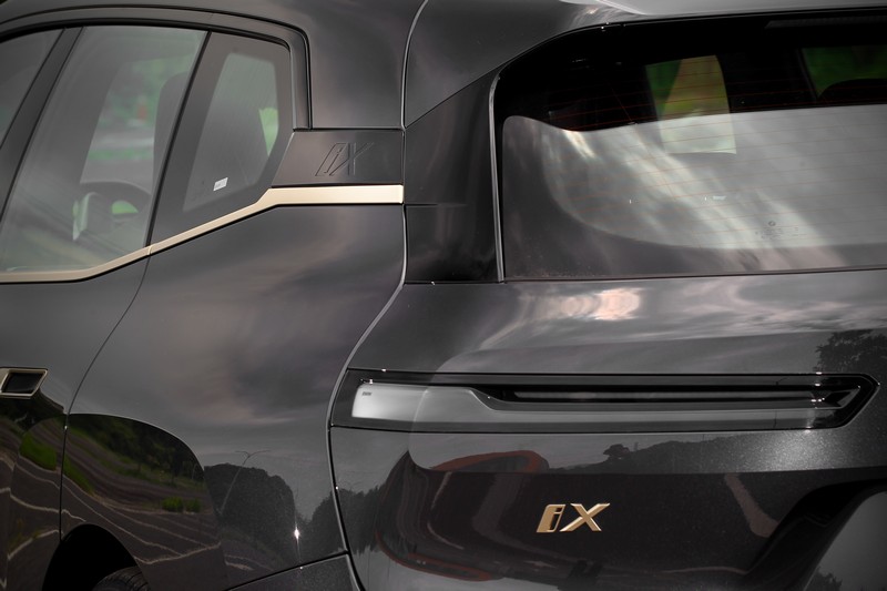 C柱與車尾皆有iX字樣。