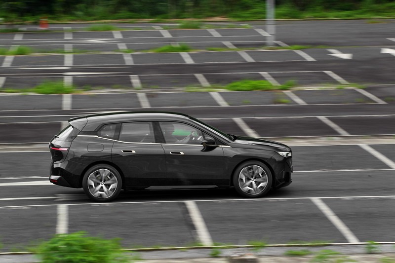 動力輸出也提升至523hp/78kgm，0～100km/h加速4.6秒，但實際體感比數據還要更快。