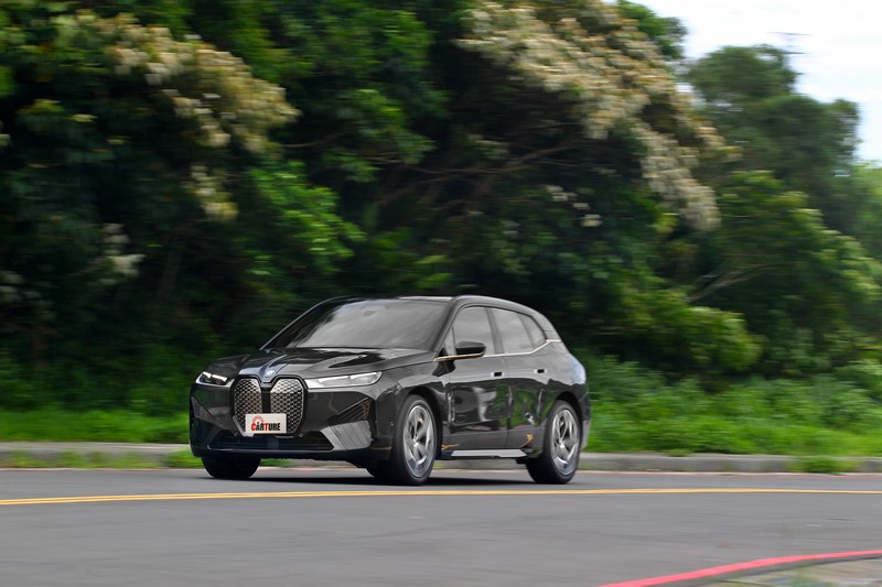 彎中iX xDrive50仍免不了有明顯的側傾。