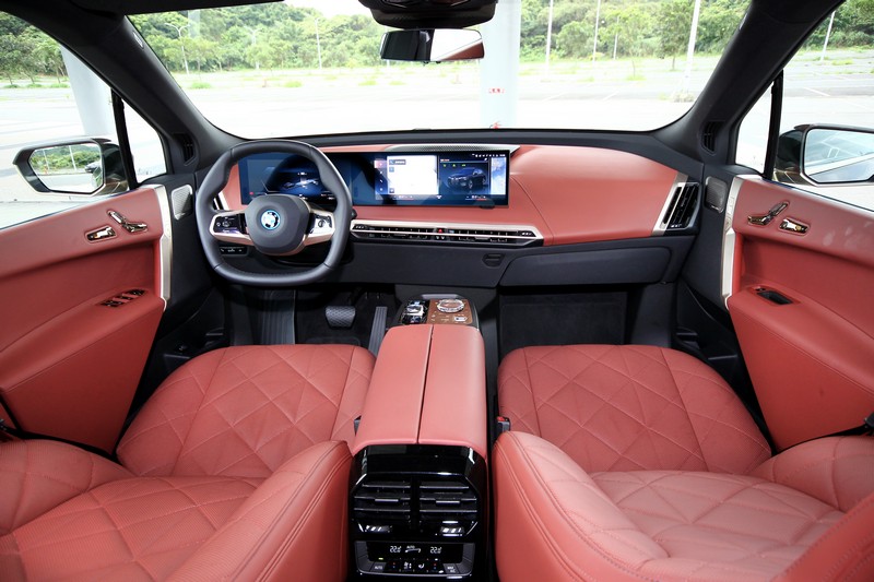 iX儀表與座椅採橄欖葉鞣製天然真皮包覆。