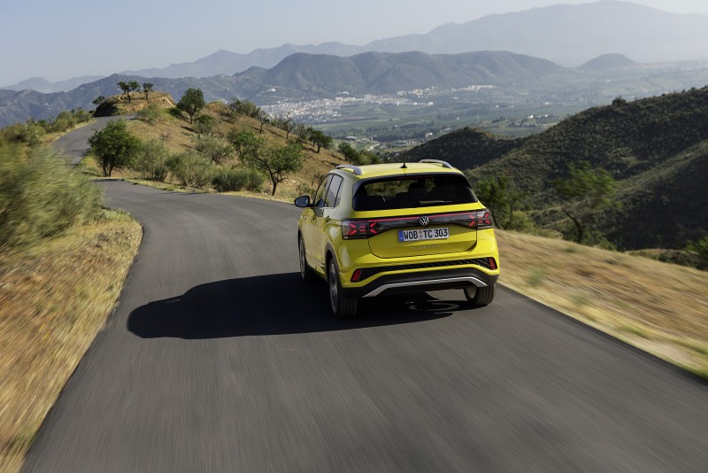 尾燈變成了X字型樣貌，整體看起來更具有辨識度，且更有自己的獨特風味。