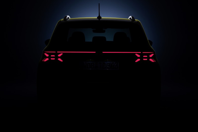 車尾在夜晚的樣貌變得非常特別,X字型的尾燈具有截然不同的感受。