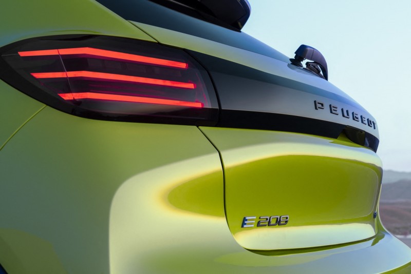 車尾的燈具也改採三道橫向的爪痕設計，前後呼應的氛圍受到歡迎。