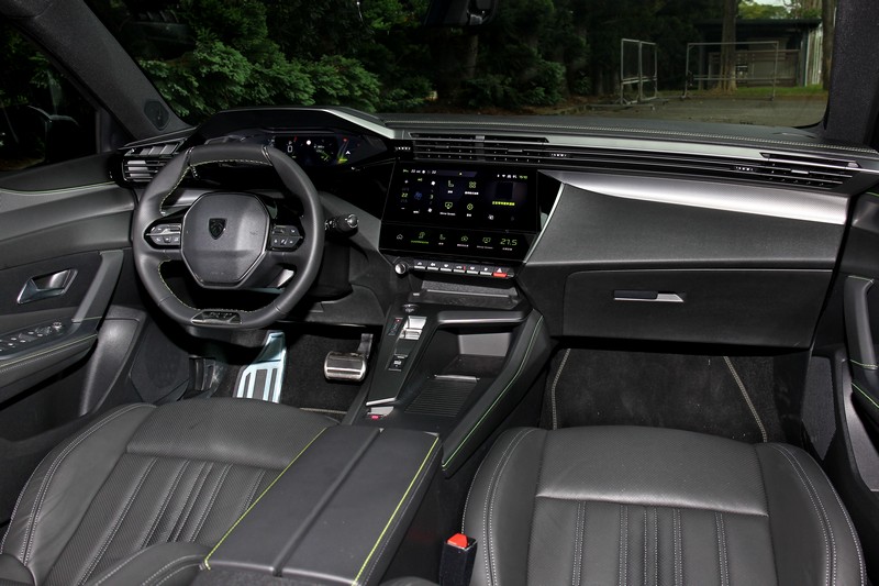 全新世代i-Cockpit座艙將既有冷冽風格再行強化,並以滿佈中控台與門板的大面積軟質膠料、螢綠跳色車縫線、多邊形幾何線條與跑格濃郁座椅規劃強化駕乘氛圍。