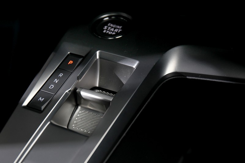 撥桿式電子排檔簡潔俐落，符合車室科技氛圍。