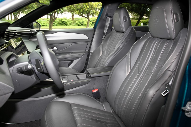 GT Premium車型備有德國背脊健康協會認證的AGR駕駛座椅，並具備電動調整功能。