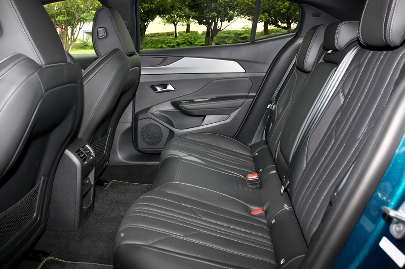 受惠於足有2,787mm的軸距，408的後座空間相當寬裕，乘坐姿勢也頗為舒適。