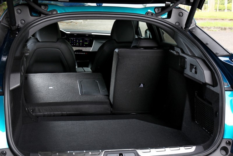 在斜背車體架構下，Peugeot 408擁有536升至1611升的行李置物容積。