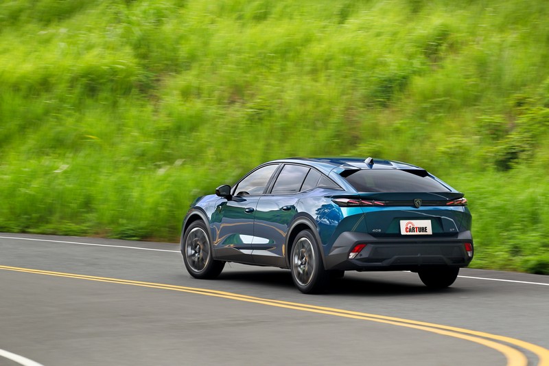 法系車獨有的操控感受猶存，但408卻利用更堅實的懸吊設定讓運動感受更加鮮明。