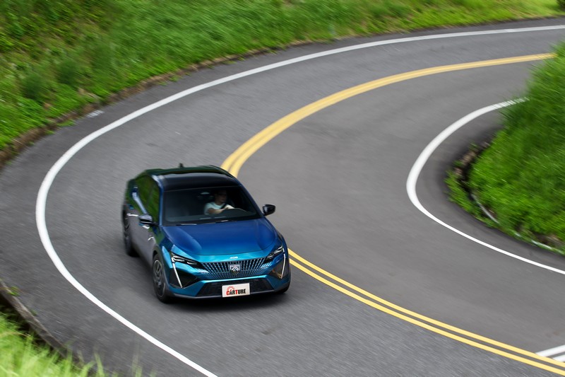 彎中確實是法國車的舞台，而408再度將此一特質發揮得更令人心滿意足。