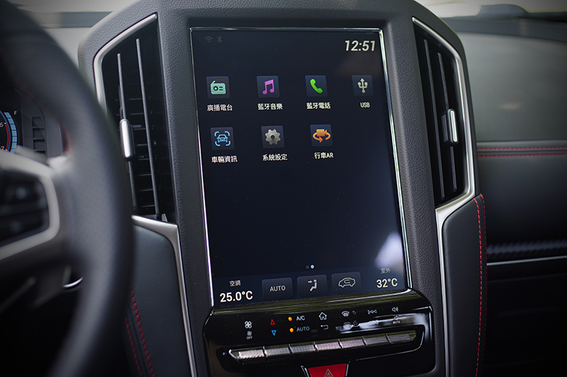 偌大的12吋直列中央觸控螢幕已再升級Luxgen Think+ 5.0,並標配Apple CarPlay及Android Auto手機連結功能。