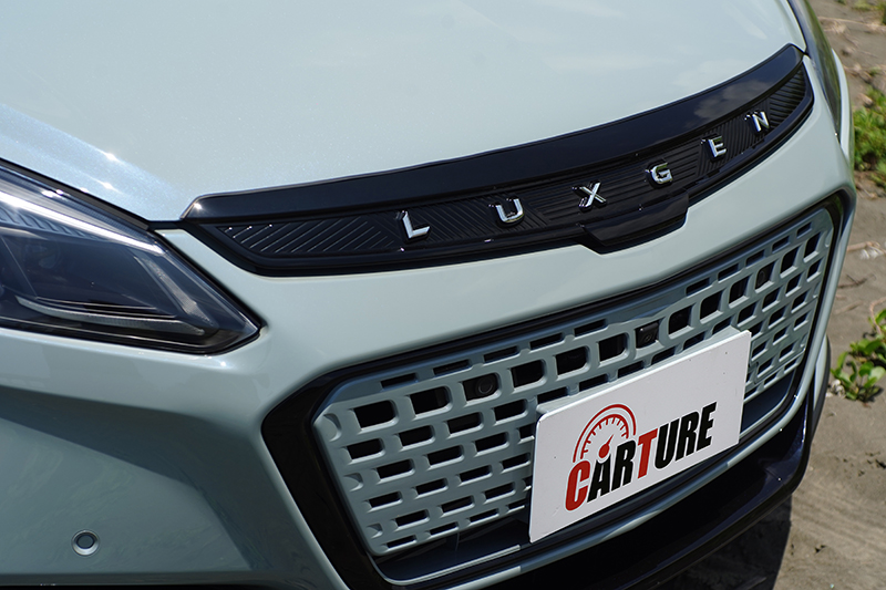 前視設計更形簡練，就連本來的L型廠徽也結合進車頭護罩上。