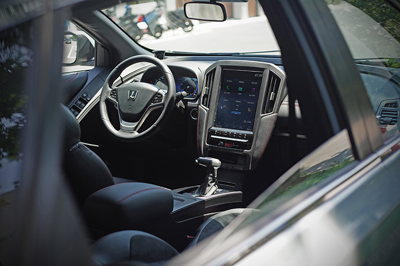 座艙大面積軟質膠料鋪陳，質感呈現仍具水準。