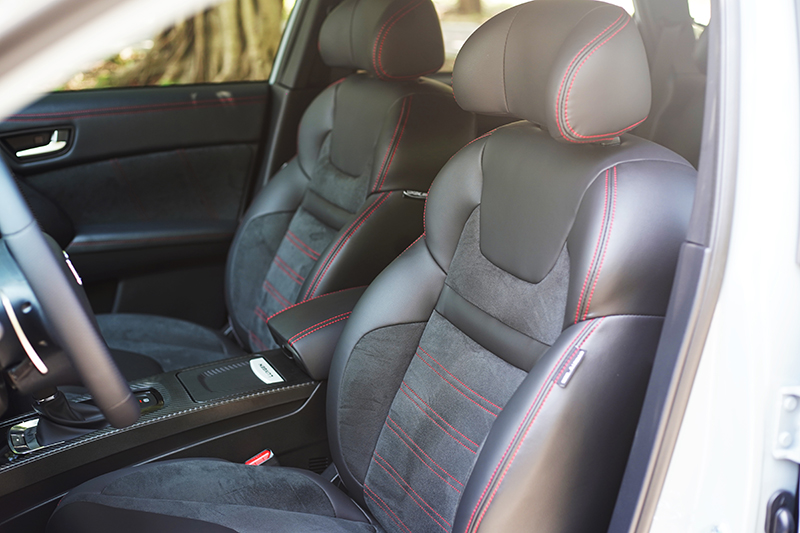 座椅大量類麂皮與紅色縫線對比，令車室氛圍更加動感有神。