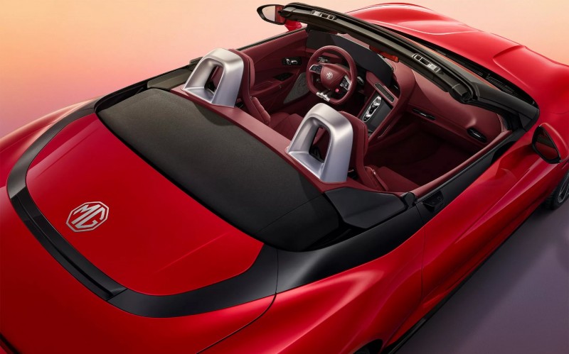 量產版本車款除了酒紅色內裝之外，也可以看到很多鋁金屬元素妝點。